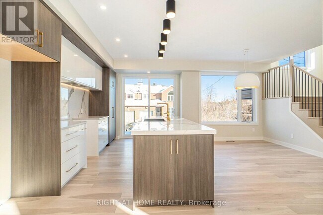 576 Brunel St in Ottawa, ON - Building Photo - Building Photo
