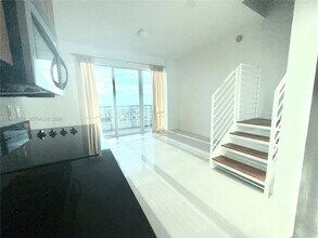 60 SW 13th St, Unit 1603 in Miami, FL - Foto de edificio - Building Photo