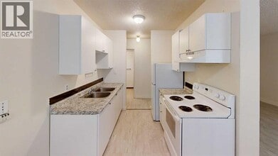 9515-9100 100 Ave. in Grande Prairie, AB - Building Photo - Building Photo