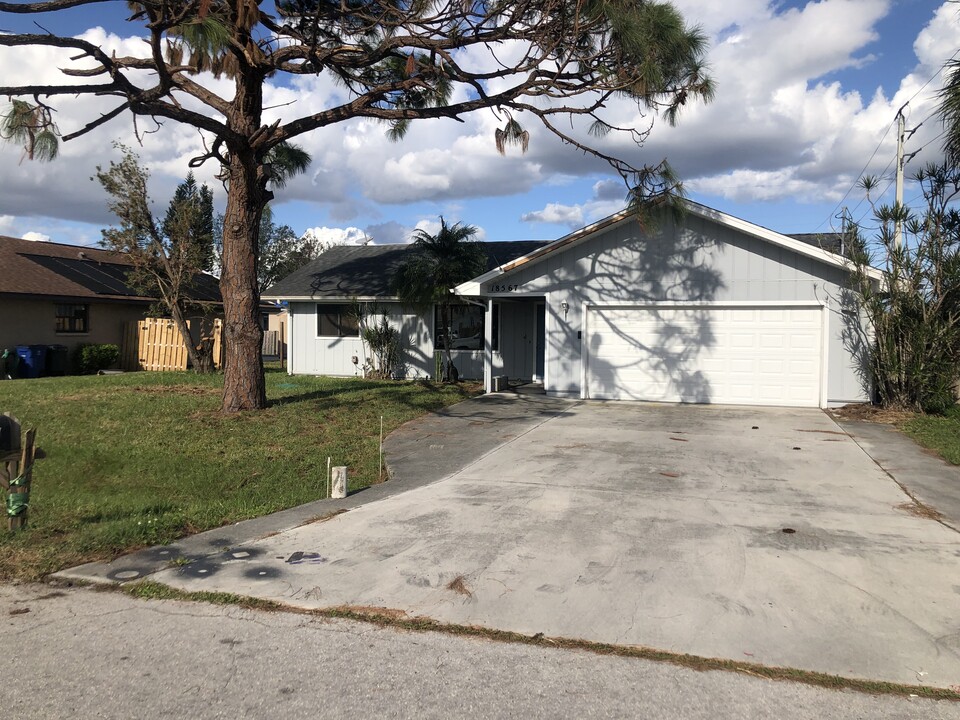 18567 Dogwood Rd in Ft. Myers, FL - Building Photo
