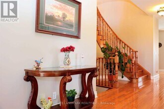 1 Fouracre Way in Aurora, ON - Building Photo - Building Photo
