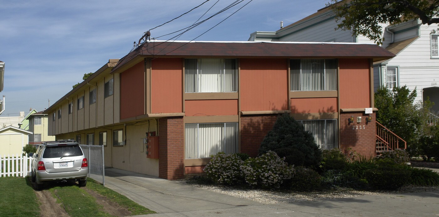 2235 San Antonio Ave in Alameda, CA - Foto de edificio