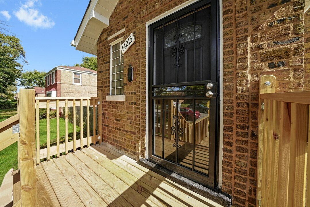 14213 S Dearborn St in Riverdale, IL - Building Photo