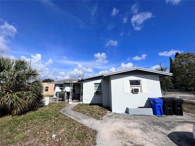 631 NW 22nd Rd, Unit 2 in Fort Lauderdale, FL - Building Photo - Building Photo