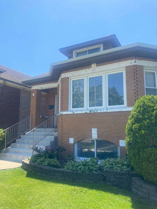 7659 W Sunset Dr in Elmwood Park, IL - Building Photo