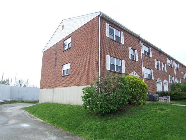 808 Bunting Ln in Primos, PA - Foto de edificio - Building Photo