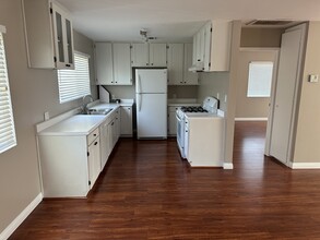 5318 Alhama Dr, Unit 5318 and half Alhama in Woodland Hills, CA - Foto de edificio - Building Photo