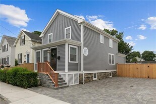 34 E Bowery St in Newport, RI - Building Photo