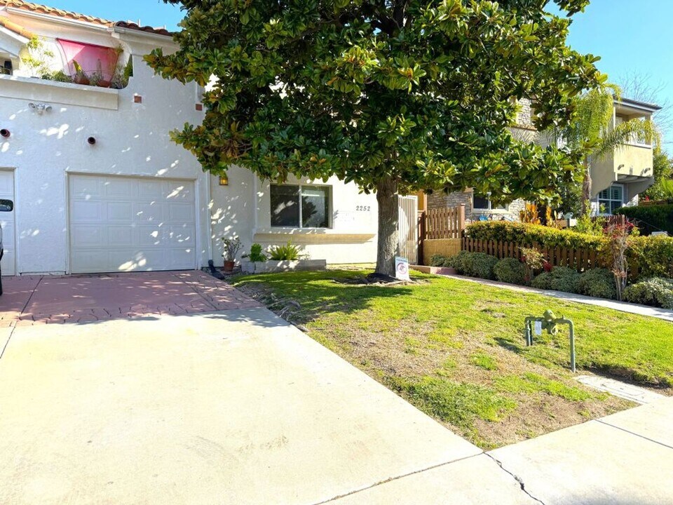 2252 Felspar St in San Diego, CA - Building Photo