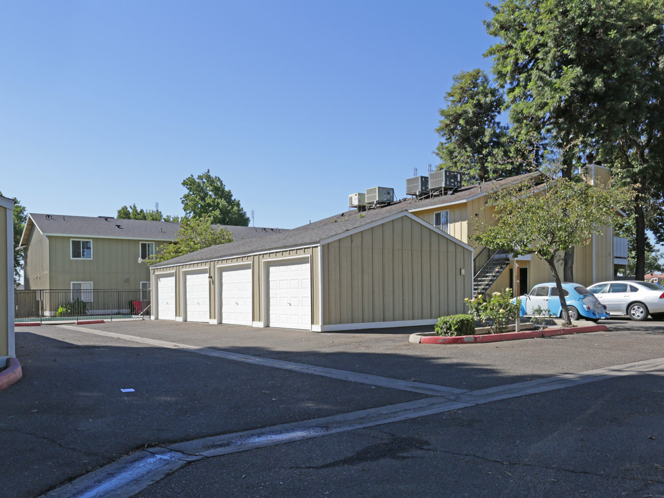 Regency Place in Clovis, CA - Building Photo