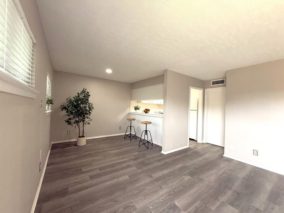 9733 Neuens Rd in Houston, TX - Building Photo