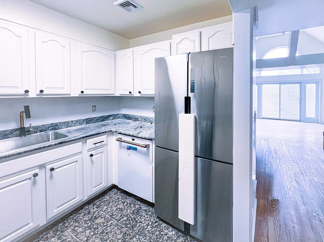 25016 41st Rd, Unit 2 in Little Neck, NY - Foto de edificio - Building Photo