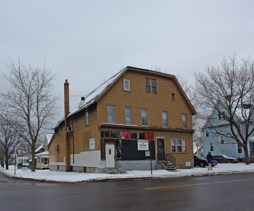 495 Emerson St in Rochester, NY - Building Photo