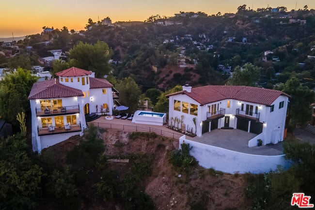 8300 Grand View Dr in Los Angeles, CA - Building Photo - Building Photo