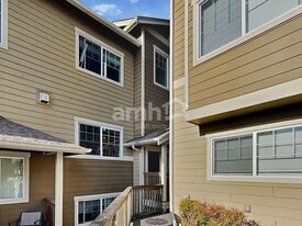 7337 Rainier Dr in Everett, WA - Building Photo