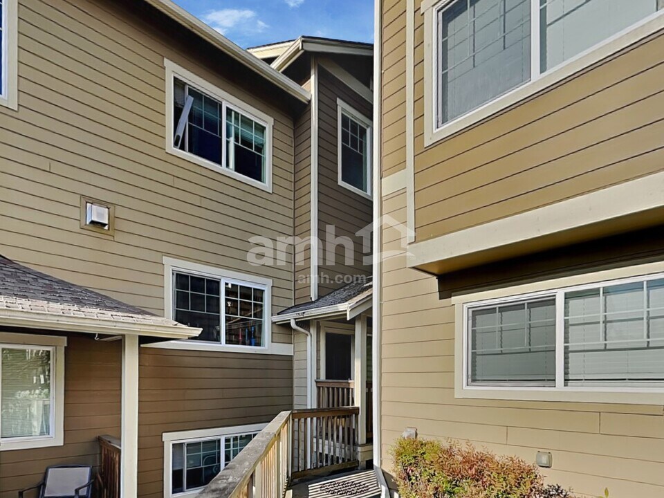 7337 Rainier Dr in Everett, WA - Foto de edificio