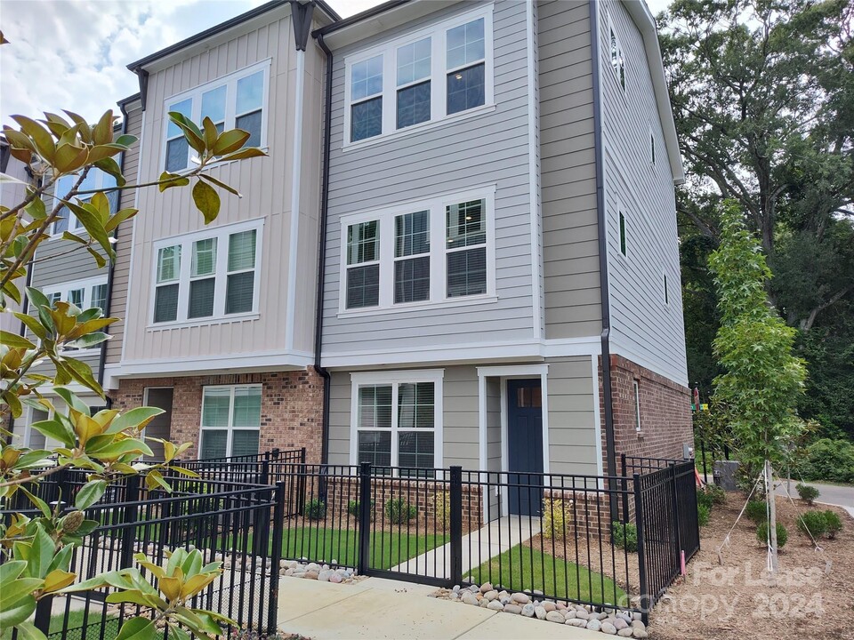 3205 Zenith Ln in Charlotte, NC - Building Photo