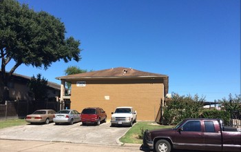 Prestwood Plaza Apartments in Houston, TX - Building Photo - Building Photo