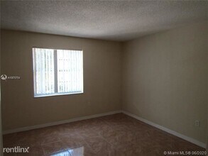 411 Executive Center Dr in West Palm Beach, FL - Building Photo - Building Photo