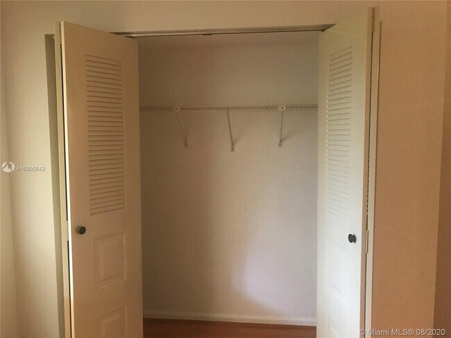 8592 W Sunrise Blvd in Plantation, FL - Foto de edificio - Building Photo