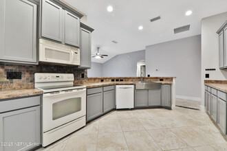 2462 Creekfront Dr in Green Cove Springs, FL - Building Photo - Building Photo