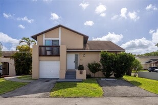 914 NW 106th Ave Cir in Miami, FL - Building Photo