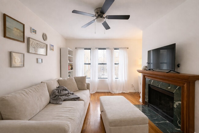 685 1/2 W Wrightwood Ave in Chicago, IL - Building Photo - Building Photo