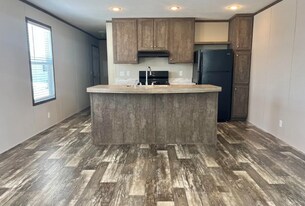 17028 Sleepy Hollow Blvd in Holly, MI - Building Photo