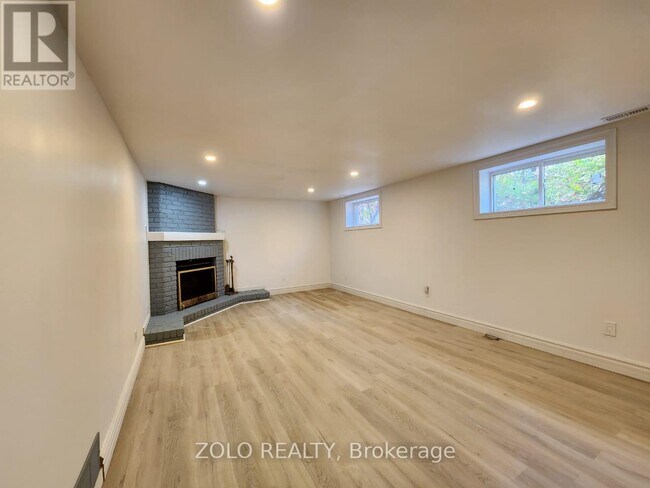 5 Cabot Ct in Aurora, ON - Building Photo - Building Photo