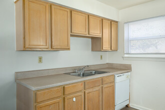 Admiral's Way Apartments in Norfolk, VA - Building Photo - Interior Photo