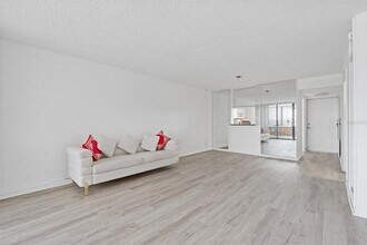 2621 Cove Cay Dr in Clearwater, FL - Building Photo - Building Photo