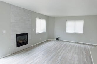 6475 Whispering Loop, Unit B in Anchorage, AK - Foto de edificio - Building Photo