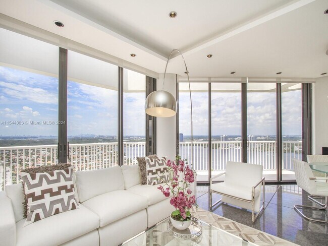 2000 Island Blvd in North Miami Beach, FL - Building Photo - Building Photo