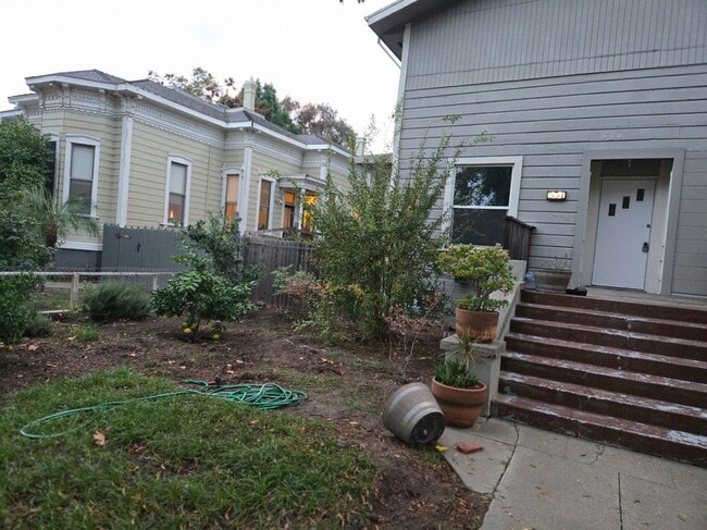 534 College St in Woodland, CA - Foto de edificio - Building Photo