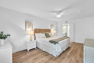 580 Neapolitan Way in Naples, FL - Building Photo - Building Photo