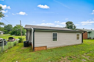 1020 Walnut St in Burlington, NC - Building Photo - Building Photo