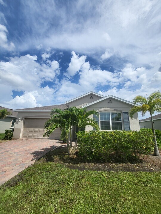 3276 Baravaldo Cir in Cape Coral, FL - Building Photo
