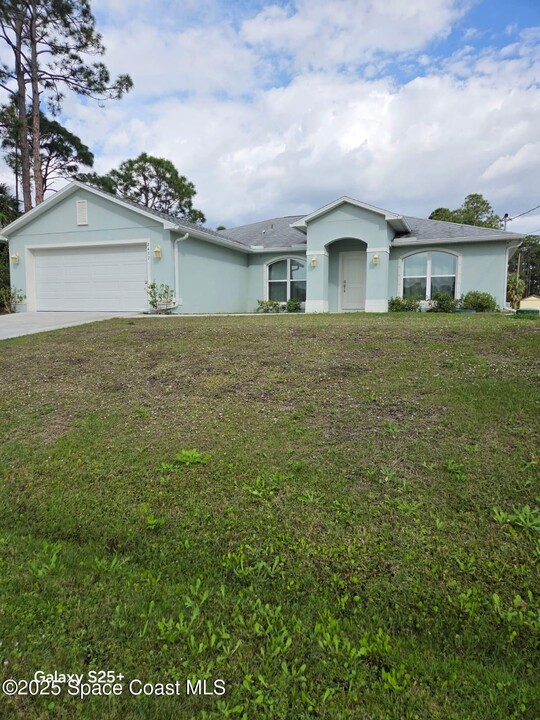 2437 Hagoplan Ave SW in Palm Bay, FL - Building Photo