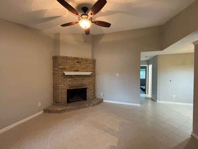 213-215-215 Greenlawn Blvd in Round Rock, TX - Building Photo - Building Photo