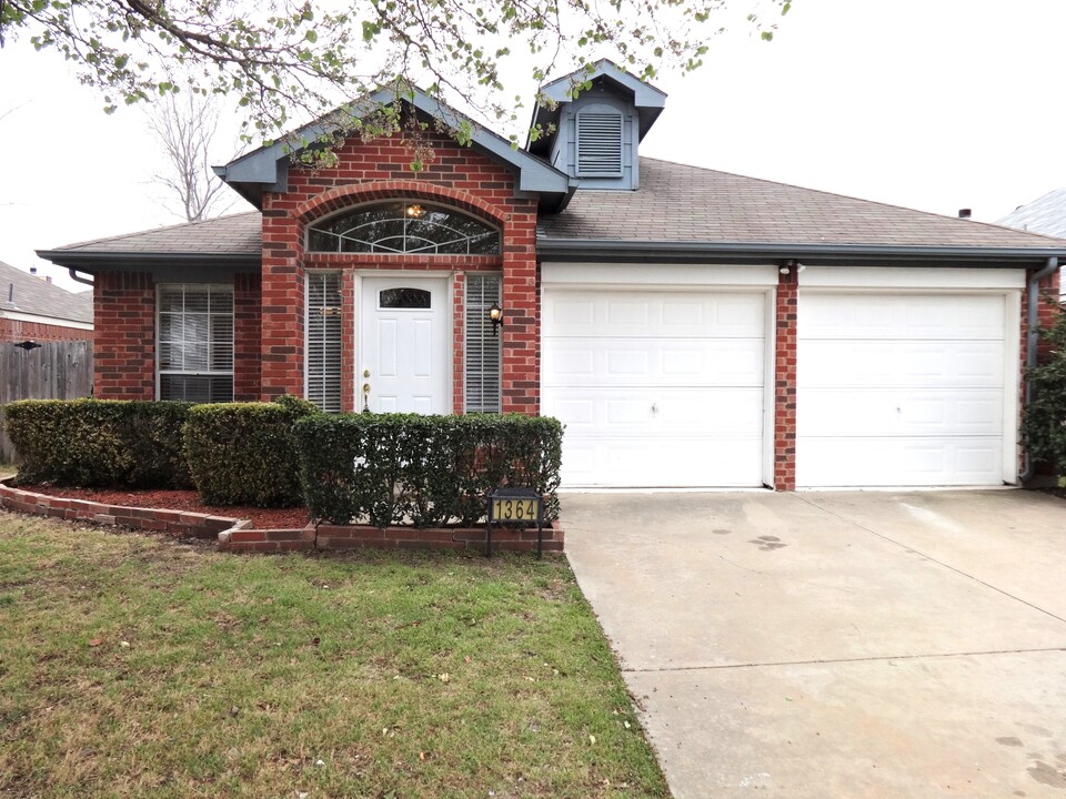 1364 Honeysuckle Ln in Lewisville, TX - Building Photo