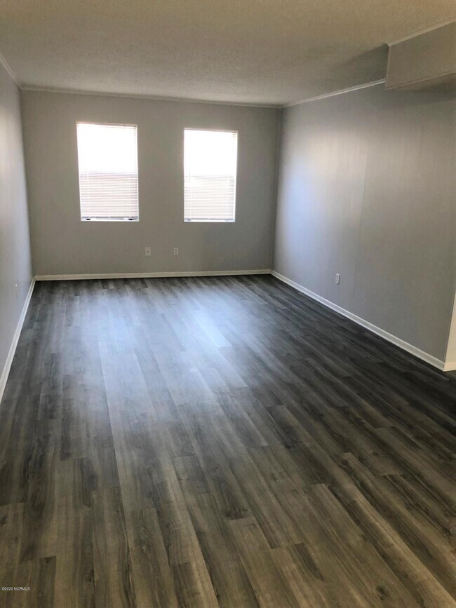 100 Ravenwood Dr-Unit -100 A in Jacksonville, NC - Foto de edificio - Building Photo