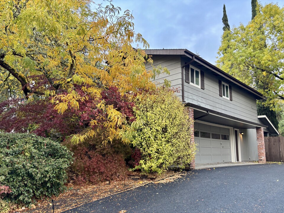 751 NE Piedmont Ave in Grants Pass, OR - Building Photo