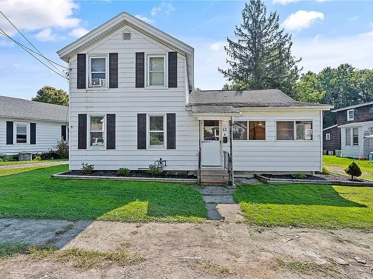 12 James St in Phoenix, NY - Building Photo