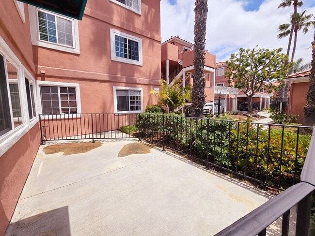 409 Utica Avenue in Huntington Beach, CA - Building Photo - Building Photo