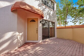 52 Uno Lago Dr in North Palm Beach, FL - Building Photo - Building Photo