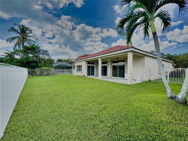 4275 Laurel Ridge Cir in Weston, FL - Building Photo - Building Photo