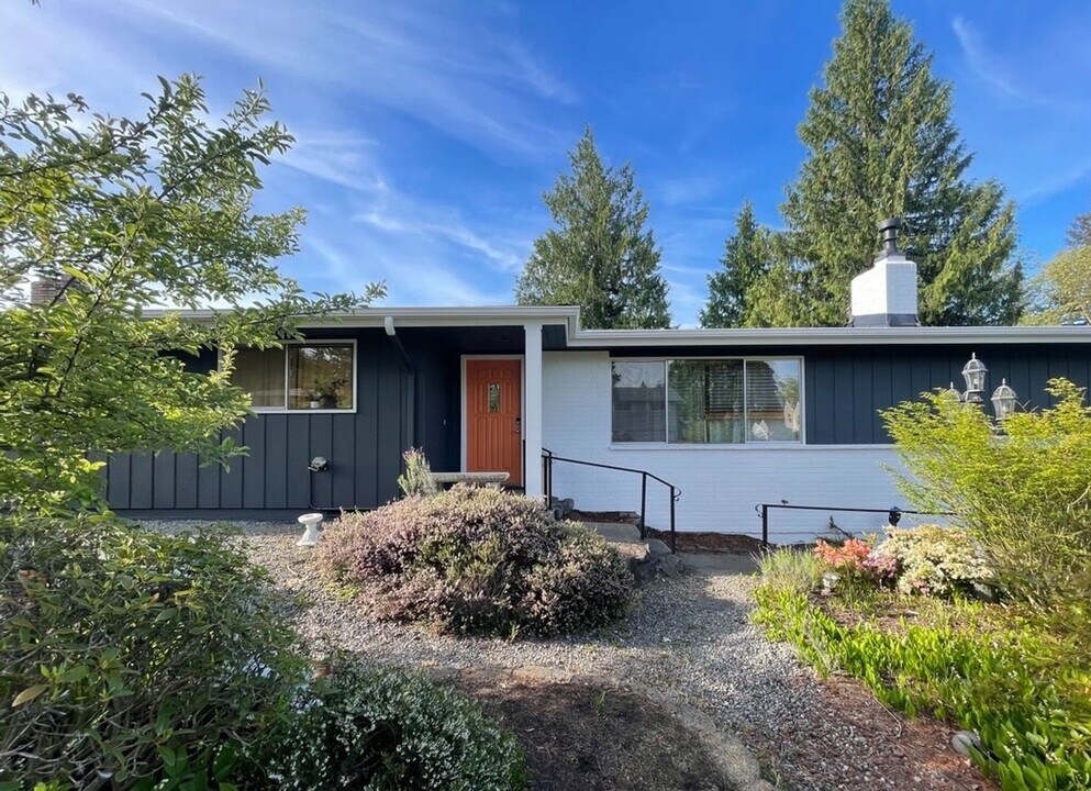 10075 SE 213th Pl in Kent, WA - Building Photo