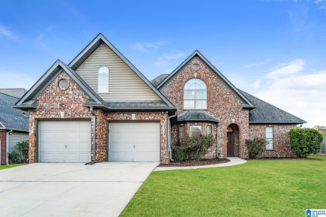 304 Oakwell Cir in Calera, AL - Building Photo