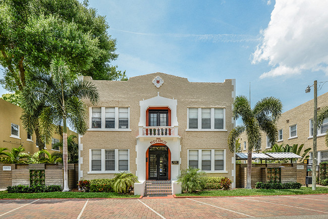 Piccadilly Flats in Tampa, FL - Foto de edificio - Building Photo