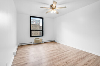 3900 N Pine Grove Ave, Unit 405 in Chicago, IL - Building Photo - Building Photo